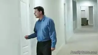 يلعب بيلوري في سن المراهقة بابا ابنته في سن المراهقة