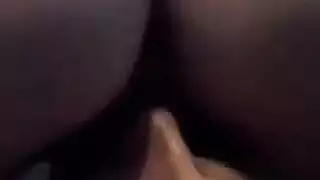 عاهرة منحنية الجسم تُدمر بواسطة قضيب عملاق