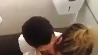 هيمنة مرحاض عنيفة: مؤخرة تُدك حتى ترتعش وتصرخ