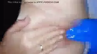 شقراء مثيرة تمص قضيبًا ضخمًا بعمق وتتوسل للحصول على قذف داخلي