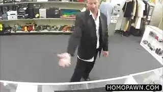 الرجل يغضب من قبل بعض الكتاكيت