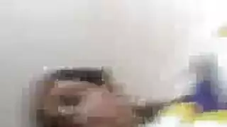 أودري ذات الأثداء الكبيرة تجعل فرجها يقطر بللاً