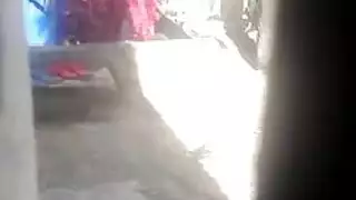 عاهرات الاستحمام القذرات تأخذ قضيبًا كبيرًا في سيارة ضخمة