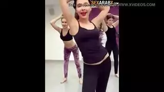 عارضة لياقة مصرية تمارس الجنس بديلدو بين الجولات