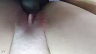 يرى جميلة، يملأها بالسائل المنوي