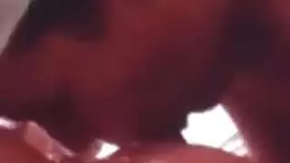فتاة شقراء تركع من أجل قذف سميك