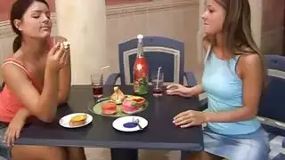 سحاقيتان وفتاة قذرة تأخذان قضيب أرنب ضخم