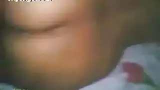 الوحشية الأنيقة ذات الشعر الداكن مع عشيق