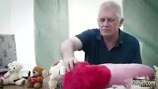 العاهرات الصغيرات يحببن الاستحمام الذهبي ولعق المهبل