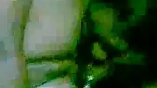 العميل الكبير يساعد في انزلاق جواربها وسراويلها الداخلية
