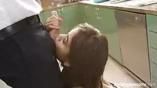 سمراء مخدرة لا تتوقف عن ركوب لعبتها الجنسية الزجاجية السميكة