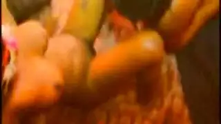 مقنعات مثيرات في فيلم إباحي مثلث مع مداعبة شرجية