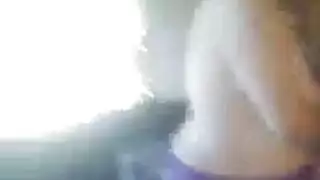 فرج حمراء الشعر الساخن يضرب بقضيب هزاز عملاق