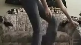 الفتاة الهواة النحيفة تلعب ببظرها متوقعة إيلاج مزدوج