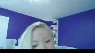 انفجار كريمي من قضيب كبير يُغمر شقراء أمريكية