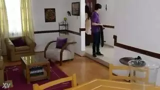 قضيب عملاق يعانقها قبل أن يدفع في مهبلها