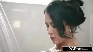 ثدييها الكبيرين إغراء تدليك جماعي