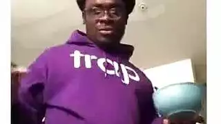 سيلينا تُملأ بقوة بعمودين في حمام عام
