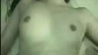 البنت تنتاك من ابوها وامها جالسة