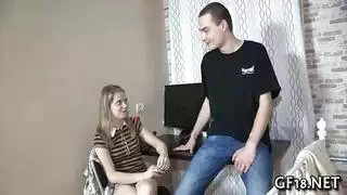 لعق الأذن وهمسات مثيرة للإثارة