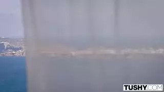 معلمة مثالية كبيرة الصدر تأخذ السائل المنوي على ثدييها الكبيرين