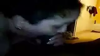الحامية المنحنية تملأ فرجها في فعل إباحي قوي