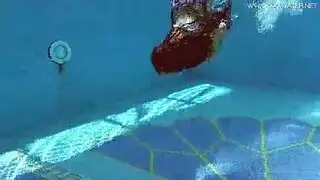 جنس قاسي على الكنبة: الزوج يشاهدها تُملأ