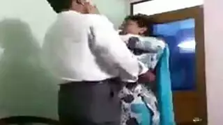 لا أحد في المنزل: المدرب يمارس الجنس مع موظفتين في جنس جماعي جامح