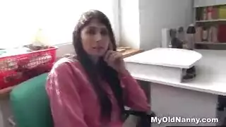 الديك المحب الجمال مع شعر مجعد يمارس الجنس مع رجل تحب كثيرا