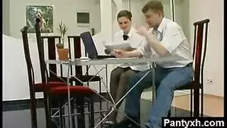 ديوث زوجتو تنذل امامه