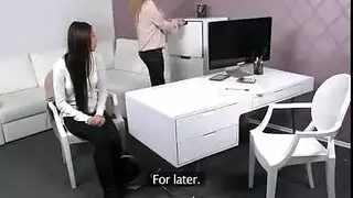 تمص القضيب الكبير لصديقها المفضل حتى يقذف في حلقها