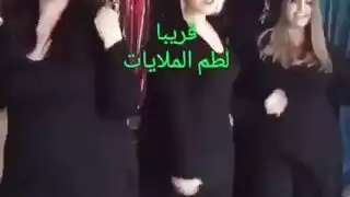 أنجيليا ممتلئة الصدر تأخذ اختراق مزدوج