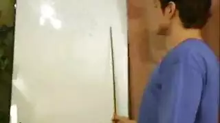 منحنية فوق المكتب: كوغار روسية تأخذ كل شيء