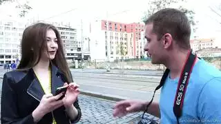 مراهقة تلعق كسها ثم تأخذ قضيبين صلبين
