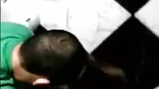 سكس حمامات عامة و شاب من شدة المحنة ينيك القحبة في طيزها بقوة