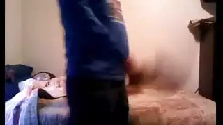 اخت تقفش اخوها يشاهد سكس