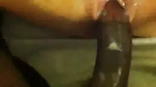شاب يتباهى بمؤخرته في مشهد صريح