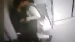 أم مثيرة تعلم صديق ابنها درسًا جنسيًا