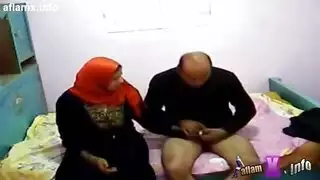 إباحية منزلية: عاهرة العباءة السوداء تأخذ ضرب قوي في مهبلها