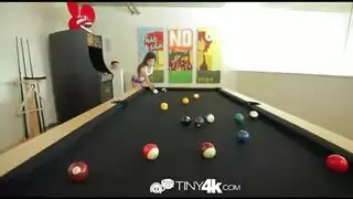 في سن المراهقة لاتينا نائب الرئيس الشرب آلة الداعر