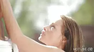 شقراء ساخنة تمارس الجنس بالخارج وتتعرى