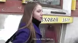 فرج شاب يتم ضربه في مشهد إباحي صريح