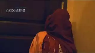 مقيدة ومضروبة: سيدة أفغانية في جلسة خشنة