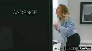 مراهقة صغيرة تأخذ قذفاً هائلاً على وجهها
