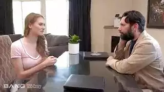 ام تمسك ابنتها لي ابوها ينيكها