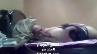عاهرة عربية شقراء تظهر مهاراتها الجنسية مع عشيقها