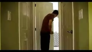 الأم تلتقط ابنها عارياً وتساعده على القذف