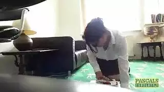 صديقة إنجليزية شغوفة تتعرض للاغتصاب على الأريكة وتنتهي بالقذف على الوجه