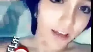 كلية عاهرة تشارك عرضها الإباحي الفردي على سناب شات