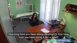 طبيب مثار يداعب فرج مريضته حتى تتوسل لممارسة جنس صريح